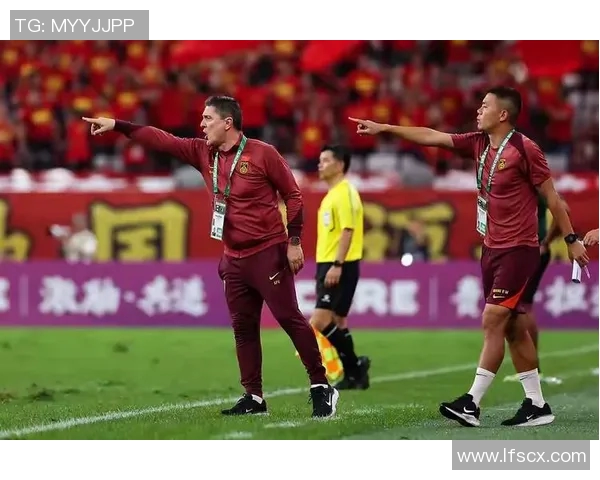 CCTV4直播赛事精彩瞬间解析：运动员风采、战术智慧与观众热情